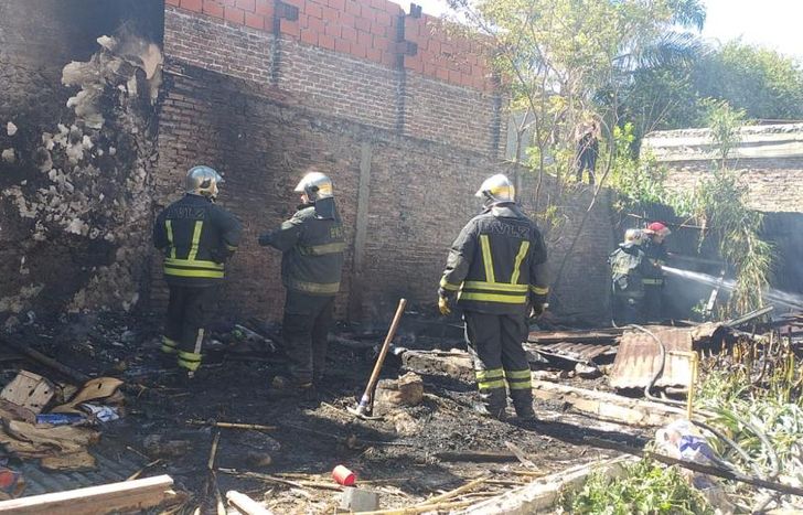 El incendio ocurrió en un lote deshabitado.