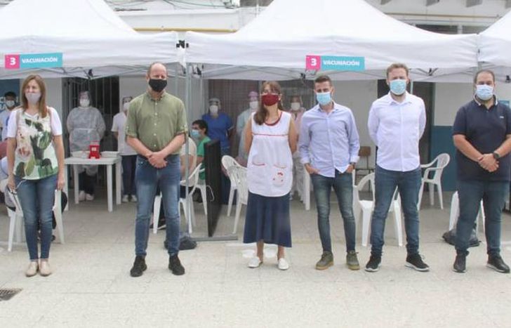 En la Primaria Nº20 funciona una de las postas de vacunación.
