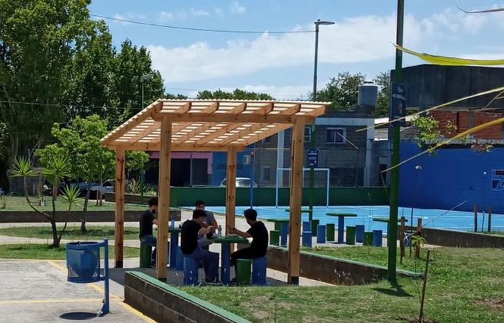 Sombra en el área de las mesas.