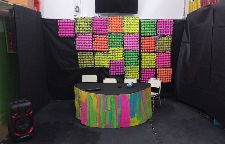Los chicos comenzaron a preparar la sala de streaming en el establecimiento de Lomas, pero faltan los elementos.&nbsp;