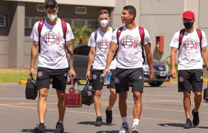 Lanús partió luego del entrenamiento del mediodía.