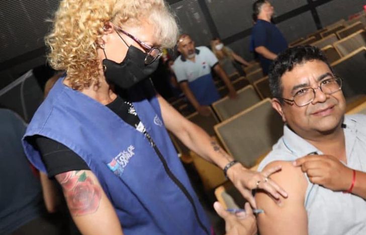 Aplicarán vacunas para adultos y niños desde los 6 meses.