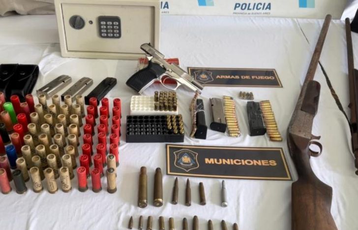 Armas y municiones incautadas en los allanamientos.