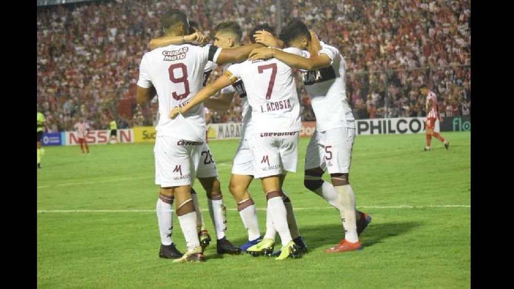 En Tucumán, Lanús logró tres unidades valiosas para seguir en ascenso.