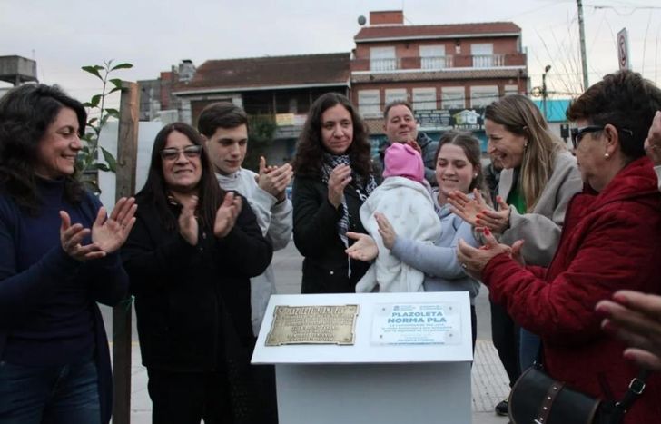 Del homenaje participó su hija Cristina junto a los nietos, nieta y bisnieta.