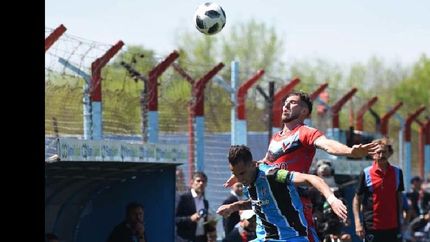 Diario La Unión | Matías Cortave corre con ventaja para ingresar al lateral derecho en el choque frente a Chacarita.