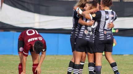 Las chicas de El Porve celebran un buen triunfo.