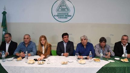 Moyano recibió a intendentes en la sede de Camioneros.