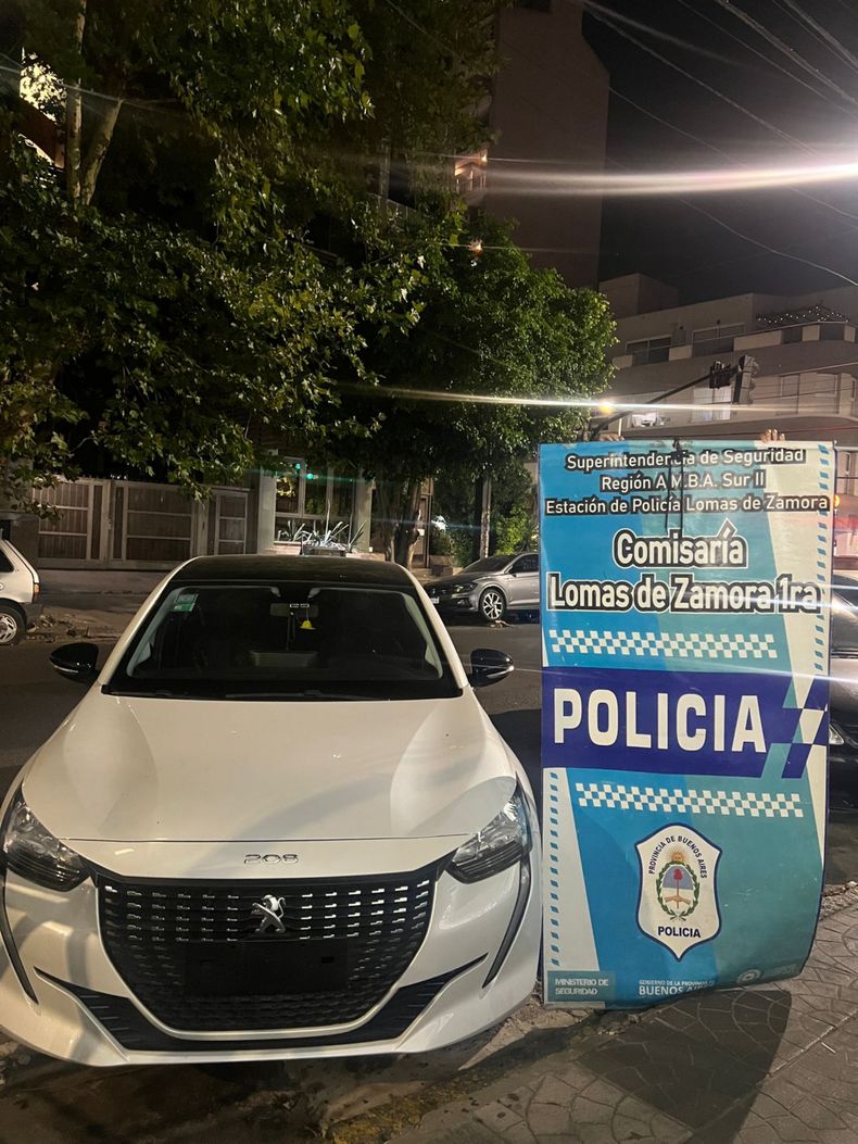 El auto sustraído en Lomas de Zamora.