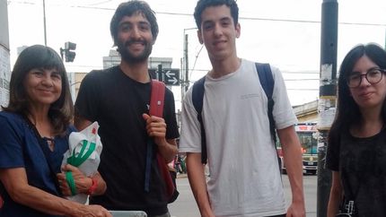 Salen todos los lunes a las 19 desde la intersección de Avenida Alsina y Balcarce.