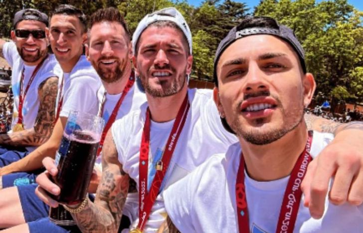 El festejo de la Selección en el micro descapotable.