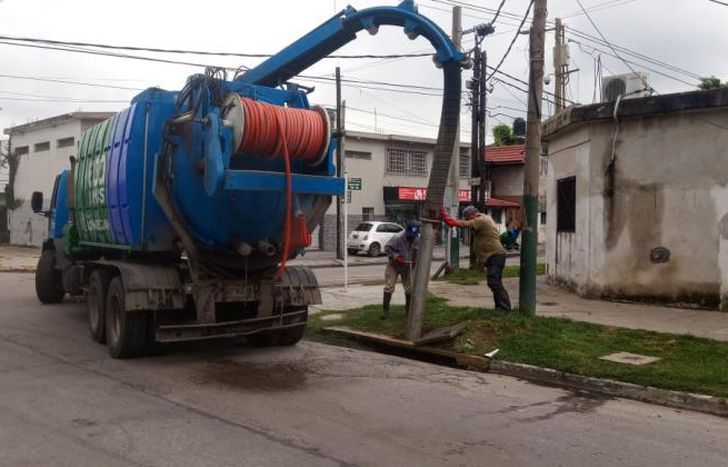 Durante las acciones de desobstrucción en los barrios.