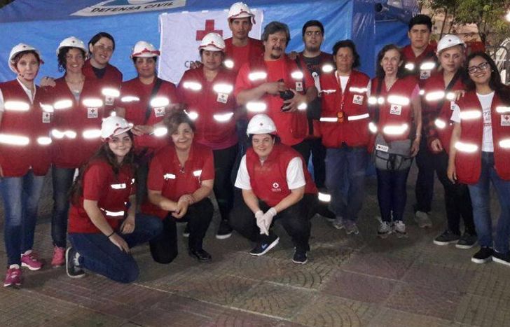 Los integrantes de la Cruz Roja esperan a los vecinos para donar útiles o para sumar voluntarios.