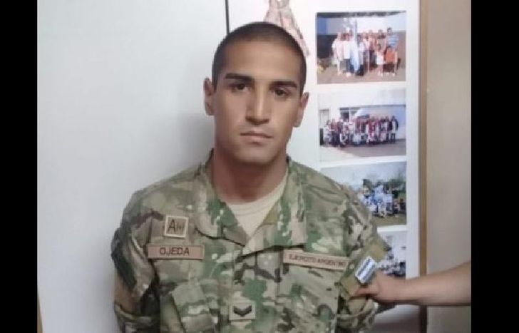 Un verdadero soldado que custodiaba las urnas advirtió la presencia de un hombre vestido con vestimenta similar.