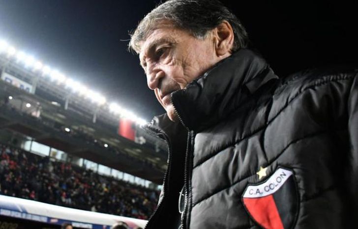 Falcioni vive horas decisivas en Colón.