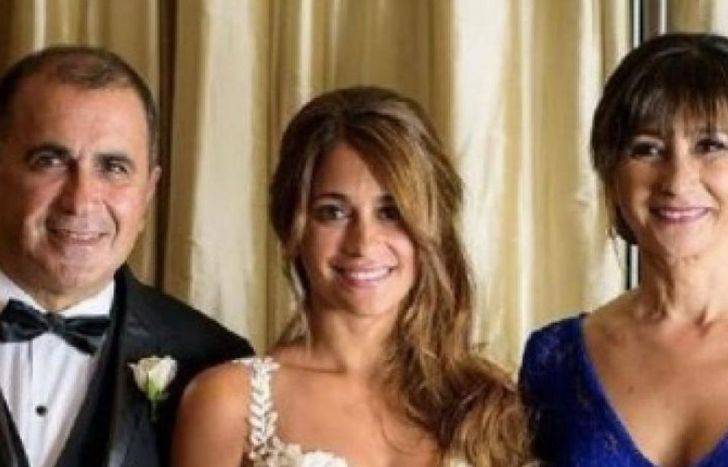 Antonella Roccuzzo y sus papás, en su boda.