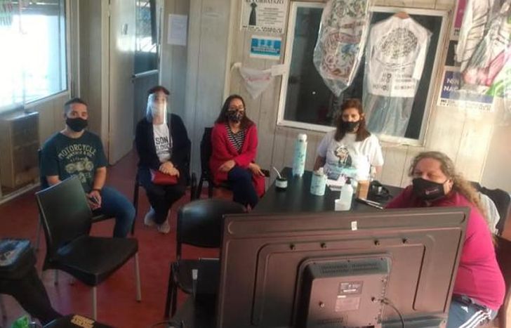 Reunidos, alrededor del televisor, así siguen el juicio.