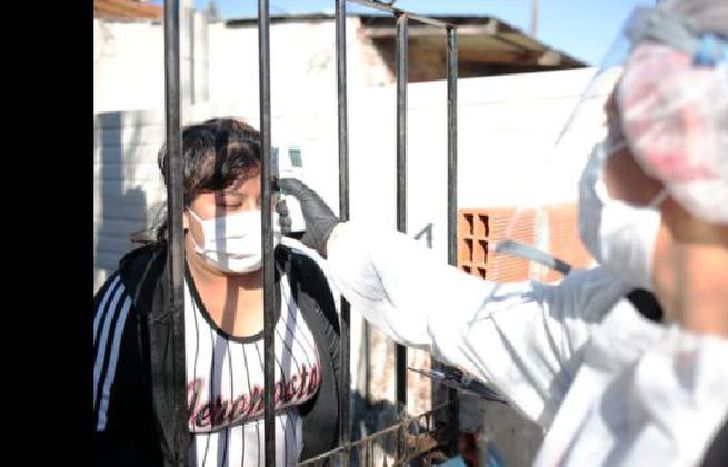 Le toman la fiebre a los vecinos.