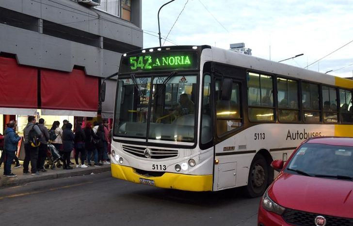 El boleto mínimo de colectivo pasa a de $76,92.