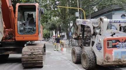 Las cuadrillas trabajan sobre la calle Sarmiento.