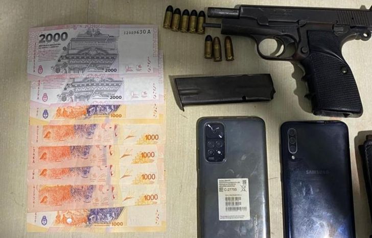 La Policía secuestró un arma de fuego en poder de los acusados.