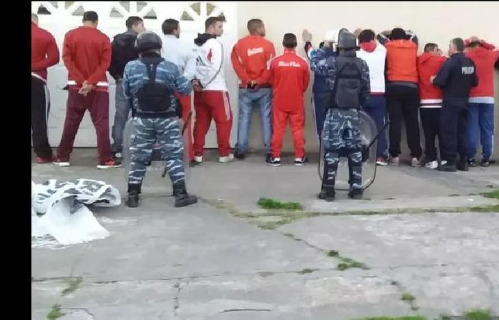 Detuvieron a 51 hinchas en los alrededores del estadio.