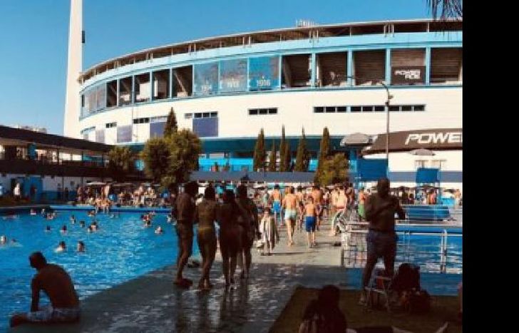 estaba con sus amigos cuando quedó en el fondo de la pileta.