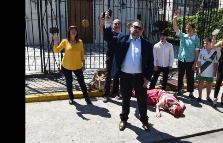 en la versión de manzi, se toman sólo dos escenas de la pieza teatral original.