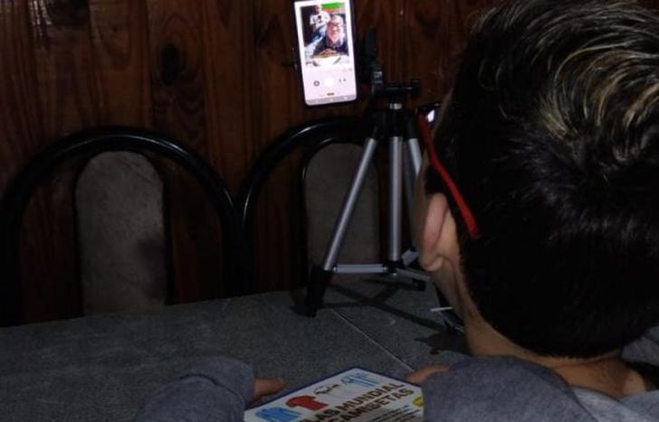 Favio participa como invitado en una radio online de Bolivia.