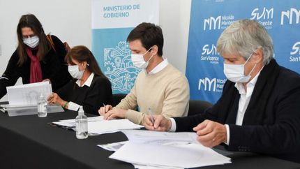 García, Mantegazza y Caputo, durante el acto.