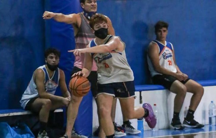 De la Rosa juega de base en Gimnasia y Esgrima de Lomas.