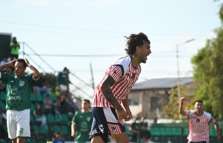 Así celebró su golazo Mauricio Asenjo.