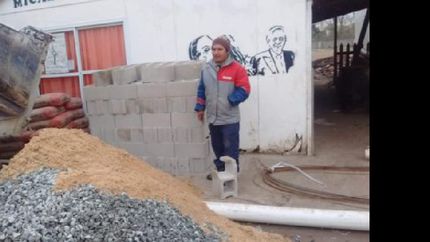 santa catalina: entregan materiales para que los vecinos arreglen un paredon