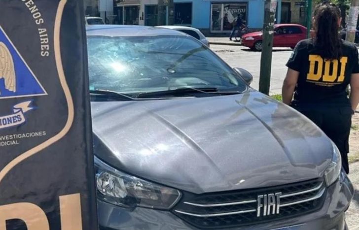 El auto de la pareja de delincuentes.