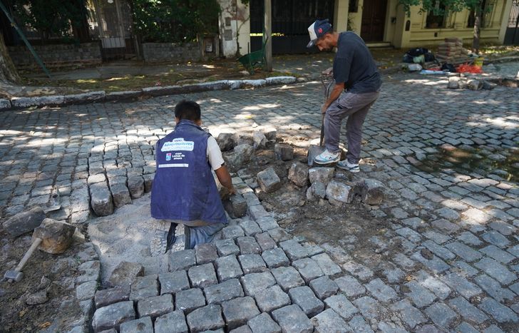 Trabajos con mucho detalle para conservar las calles empedradas de Lomas.