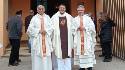 De izquierda a derecha: el párroco Nicolás Díaz, el nuevo sacerdote Francisco y el representante de España.