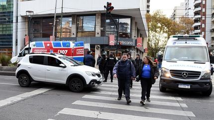 La mujer se descompensó en su auto, que quedó detenido en plena avenida.