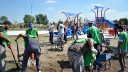 Las cuadrillas trabajan en la creación de una moderna plaza.