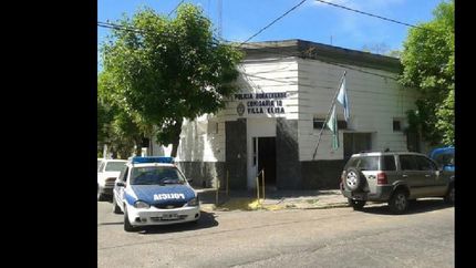 Un móvil policial encontró a la mujer deambulando por la calle.