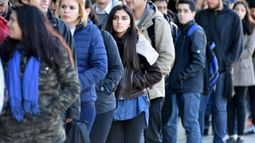 En medio de la crisis, las preocupaciones económicas crecen. En medio de la crisis, las preocupaciones económicas crecen.
