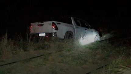La camioneta terminó en una alcantarilla.
