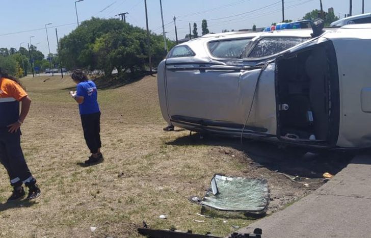 Una camioneta terminó volcada tras el choque.