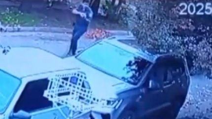 El momento de la detención de los ladrones.