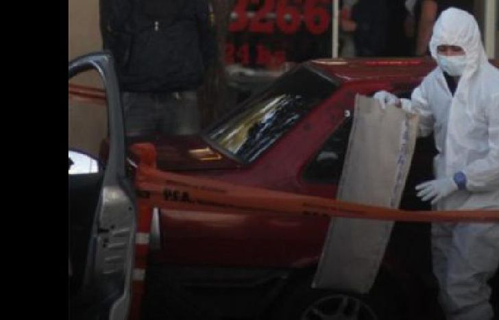 Le pusieron una cinta de embalar en la boca y nariz.