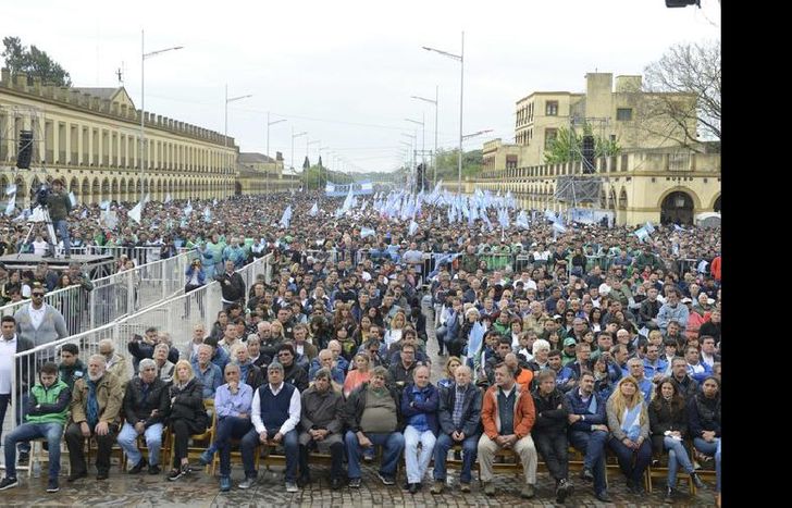 Decenas de dirigentes políticos, jefes comunales y secretarios generales participaron del encuentro.