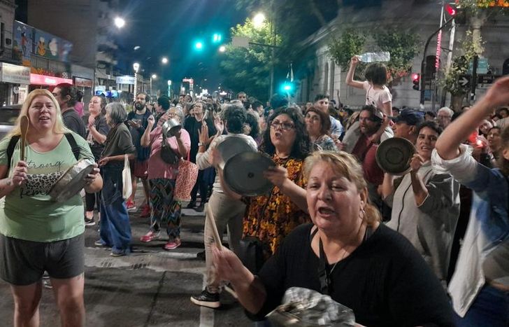 De forma espontánea y genuina, la gente se autoconvocó en la plaza.