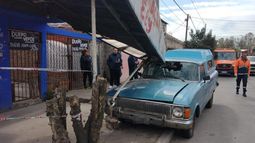 La camioneta derribó el toldo de un almacén.