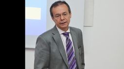Si nos dolarizamos seguiremos teniendo los problemas de siempre, afirmó.