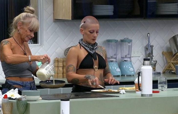 Isabel y Furia, haciendo panqueques.