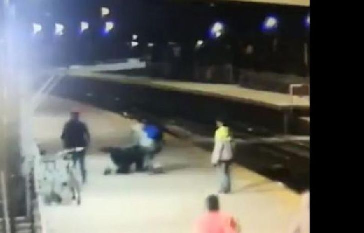 El momento de la golpiza quedó registrado en imágenes.